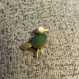 Vtg Gold tone green jadeite bird brooch with a small pearl accent